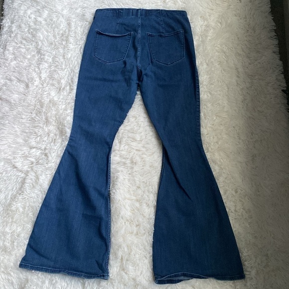 Hollister ultra high-rise stretch flare pull on jeans.  Size Large. - Picture 6 of 6